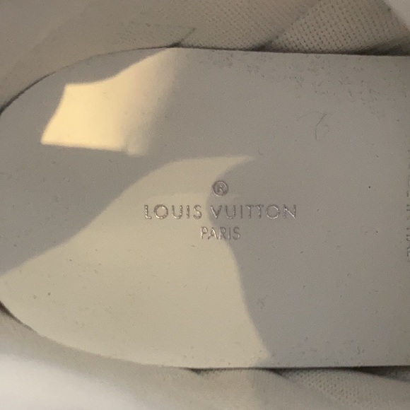 Louis Vuitton - Picture 4 of 5